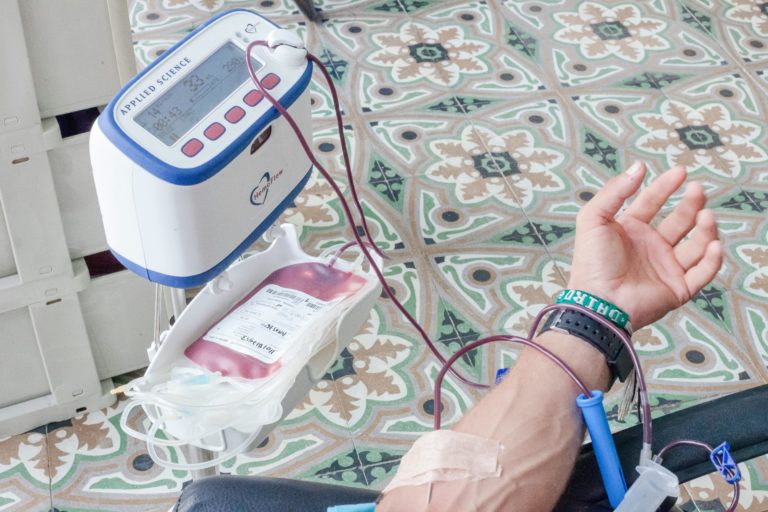 Serviços de Sangue Canadianos recrutam nova geração de doadores