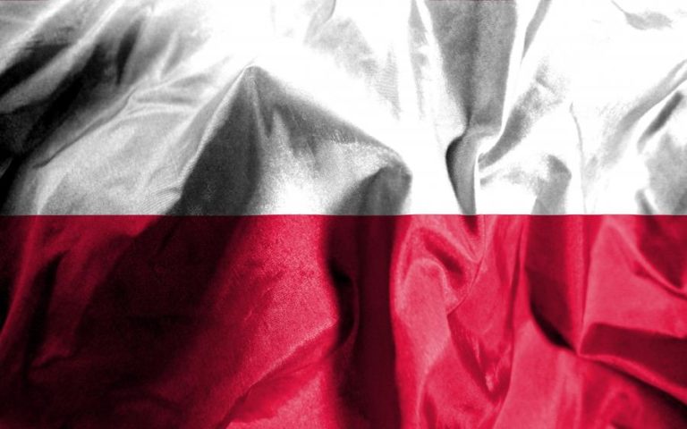 Projeções dão candidatos empatados nas presidenciais na Polónia