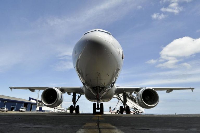 Companhias aéreas suspendem ou reduzem voos para Médio Oriente
