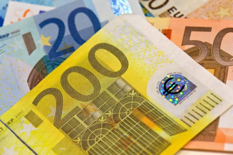 Euro valoriza-se face ao dólar com confiança de investidores da zona euro a subir