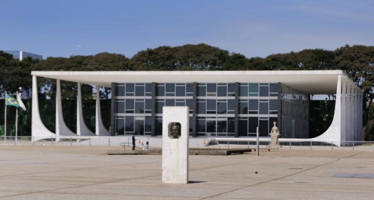 Supremo brasileiro retoma julgamento sobre responsabilização das redes sociais