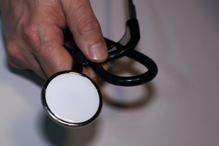 SNS precisa de mais 14.287 profissionais para eliminar trabalho suplementar