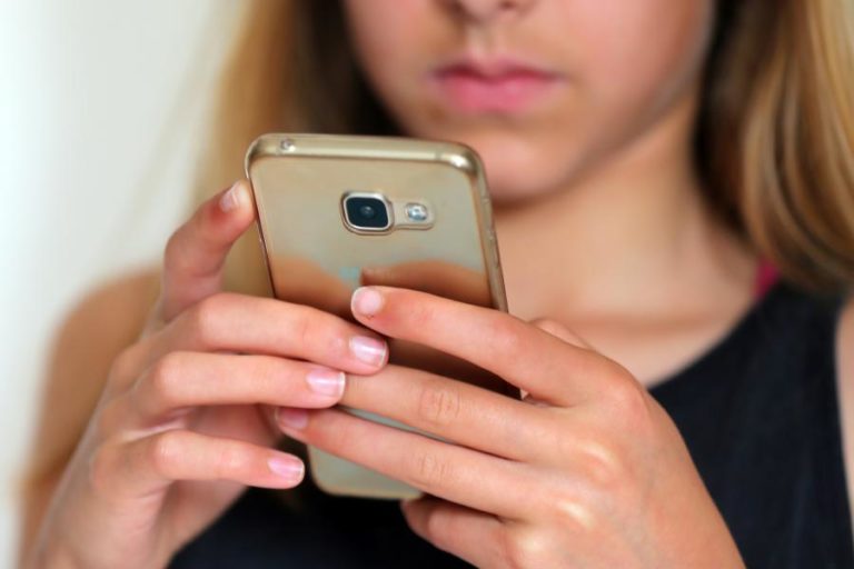 Ministro da Educação esclarece que proibição do uso do telemóvel é para alunos do público e privado
