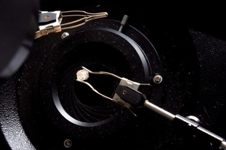 Angola insta países africanos a definirem estratégia de defesa dos diamantes naturais