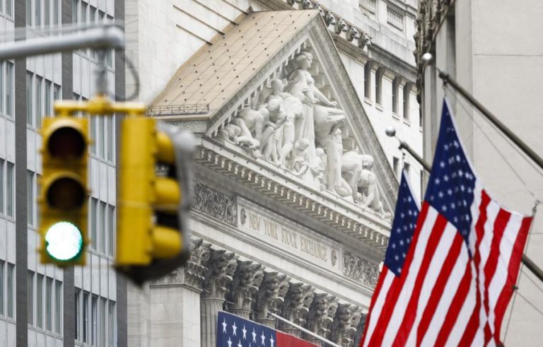 Wall Street fecha em alta mas em ambiente de incerteza