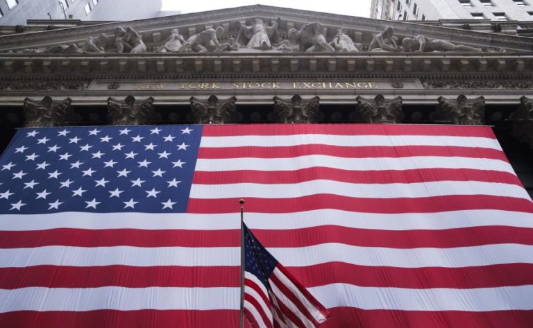 Wall Street negoceia em alta em dia de avisos da China aos EUA