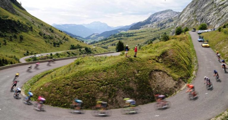 Evenepoel cai mas mantém amarela no Critério do Dauphiné após etapa ganha por Stewart