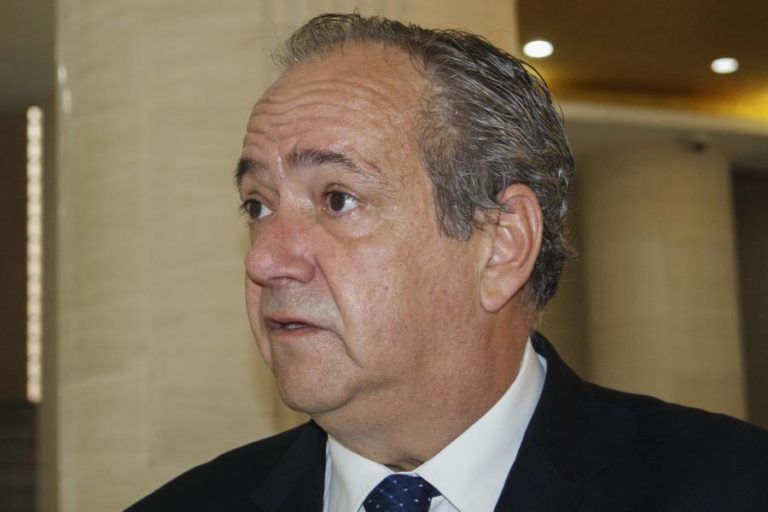 Embaixador de Portugal em Moçambique condecorado pela União Europeia