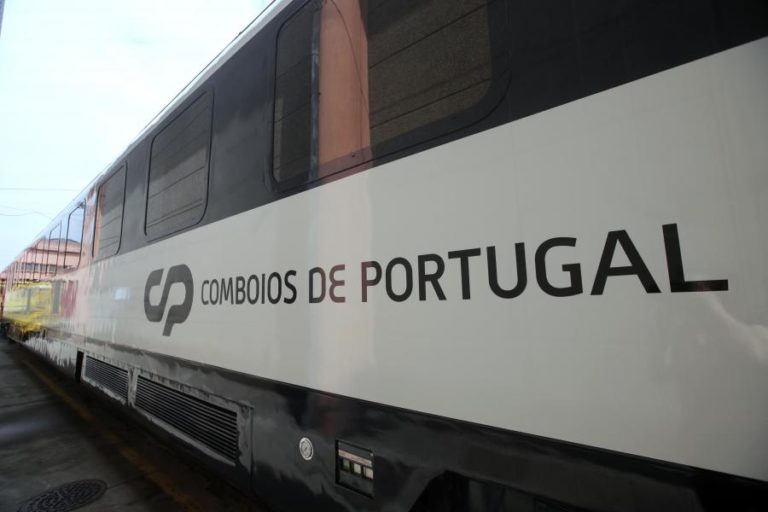 Passagem de nível estava ativada no momento do acidente entre comboio e camião no Fundão