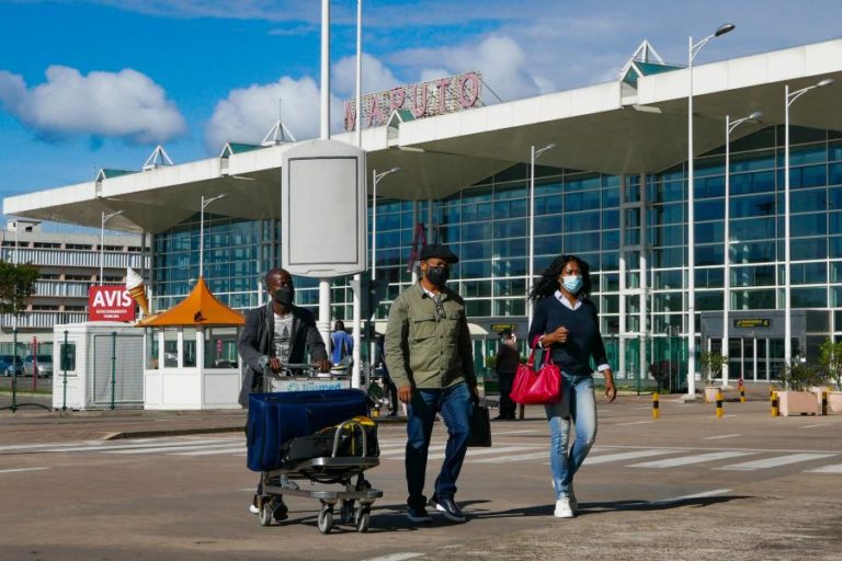 Empreendedores protestam no interior do aeroporto de Maputo contra “tarifas altas”