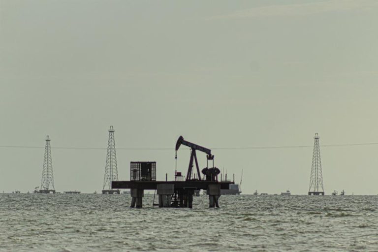 Petróleo dispara após ataque de Israel ao Irão