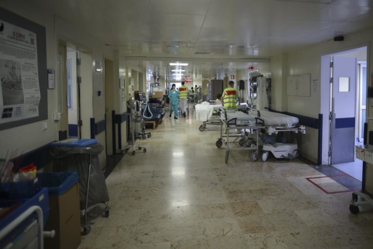 Treze doentes internados na urgência do hospital São José por razões sociais
