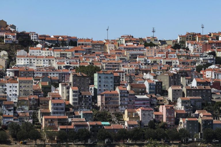 Euribor cai a três meses e sobe a seis e a 12 meses