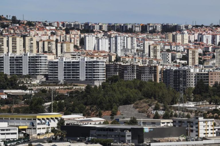 Euribor cai a três, a seis e a 12 meses