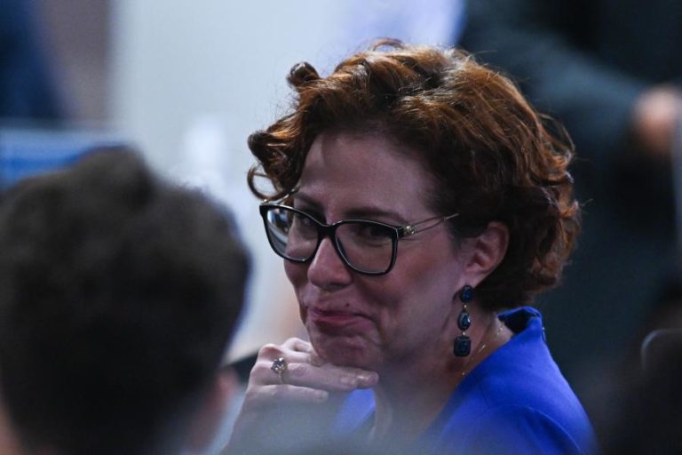 Juiz decreta prisão de deputada ‘bolsonarista’ que saiu do Brasil após condenação