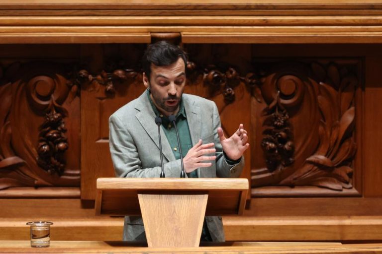 Livre considera que programa do Governo “faz lembrar troika” e acusa executivo de arrogância