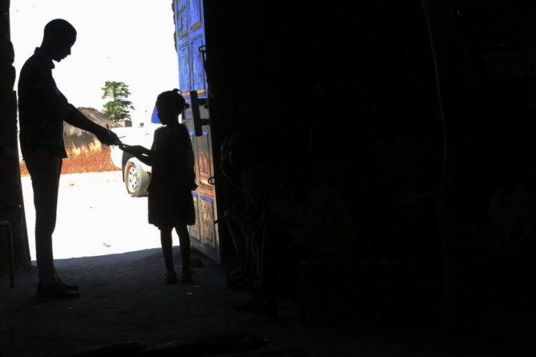 HRW diz que governos africanos estão a falhar no financiamento da educação