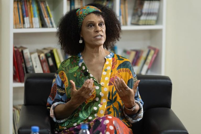 Escritora Bernardine Evaristo vence Prémio de Contribuição Excepcional do Women’s Prize