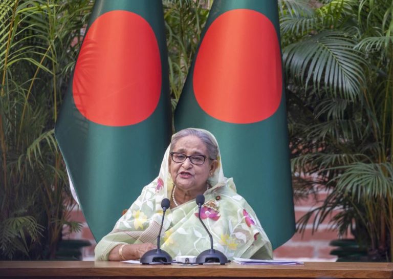 Ex-primeira-ministra do Bangladesh acusada de crimes contra a humanidade