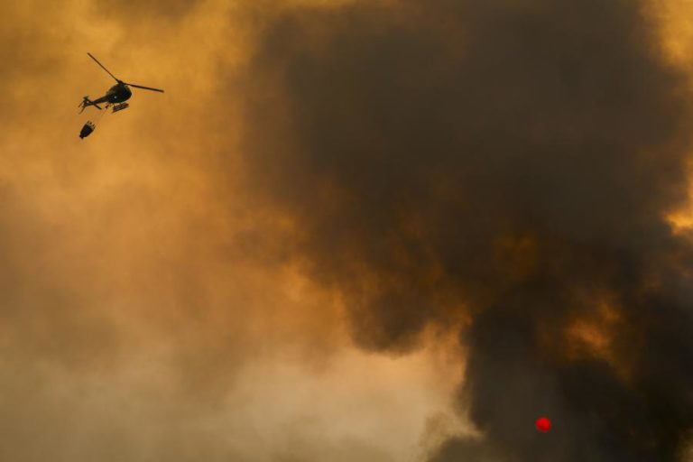 Quase 120 operacionais e seis meios aéreos combatem fogo na zona de Vidigueira