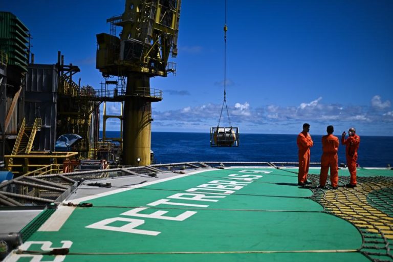 Petrolíferas arrematam 19 campos para explorar petróleo perto da Amazónia no Brasil