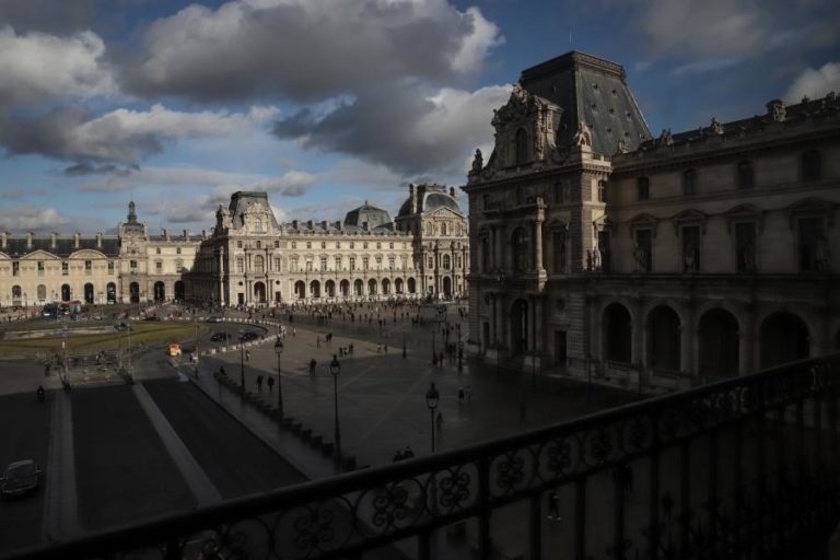 Louvre fecha portas devido a protesto de funcionários exaustos com sobrelotação