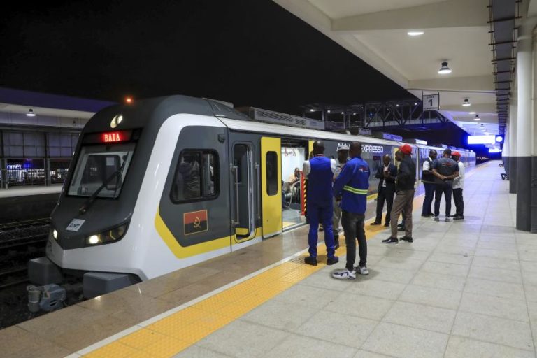 Comboios para o novo aeroporto de Luanda suspensos até setembro