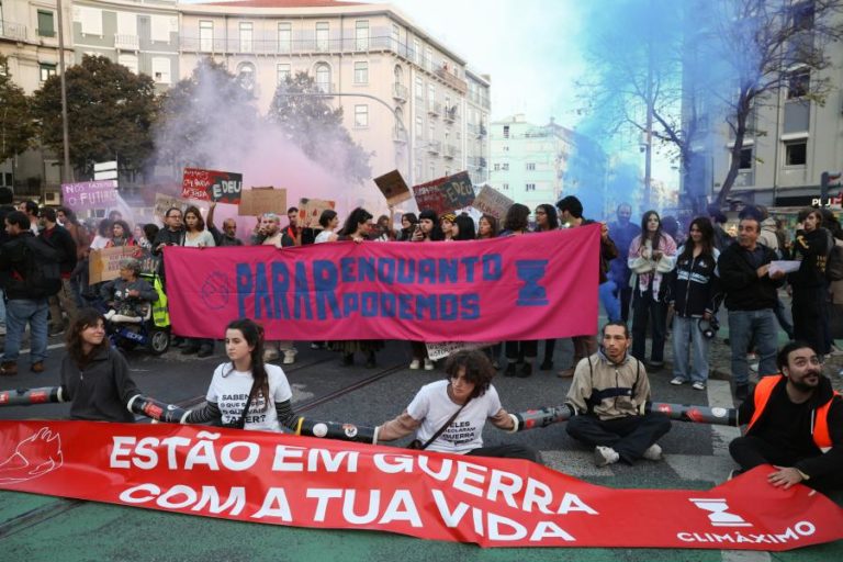 Climáximo faz hoje protesto junto do aeroporto de Lisboa para “travar crise climática”