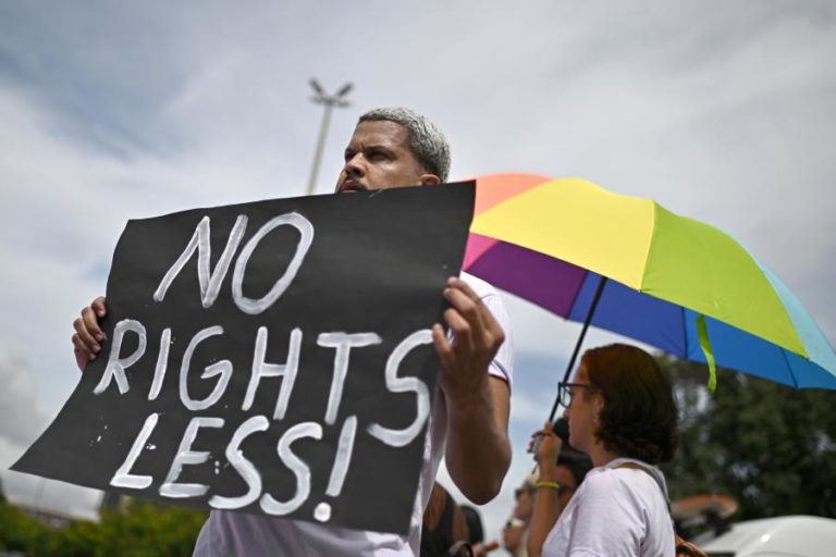 Administração Trump elimina serviço de linha de socorro destinado a jovens LGBTQ+