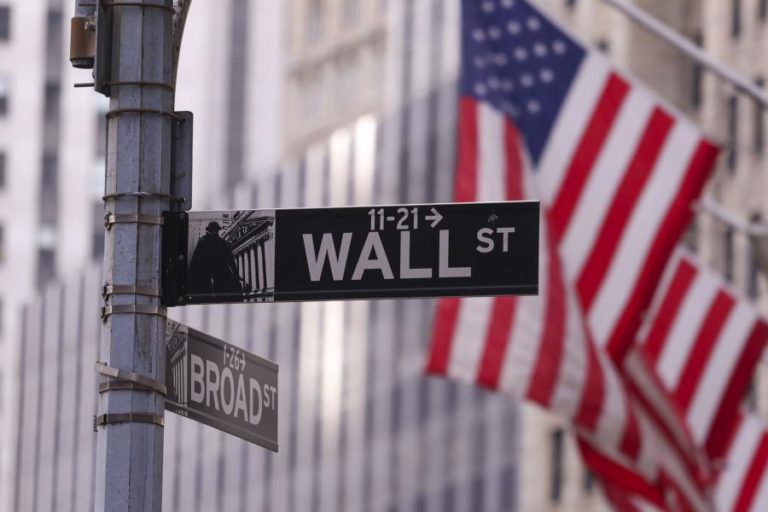 Wall Street abre em alta e sobe após máximos de sexta-feira