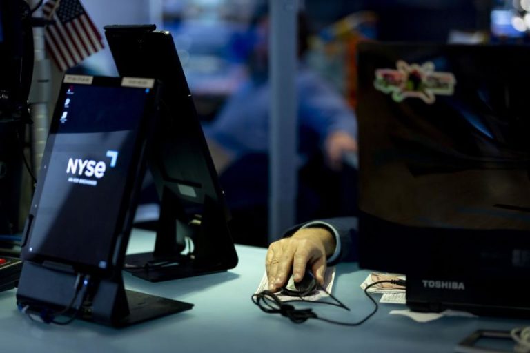 Wall Street fecha em alta graças a flexibilidade comercial inesperada de Trump