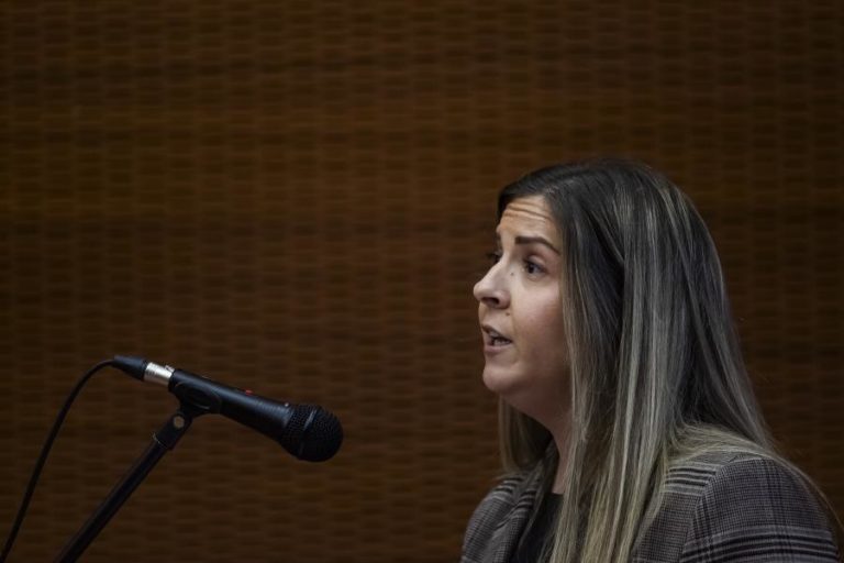 Ministra da Cultura repudia “atentado contra liberdade de expressão” sobre A Barraca