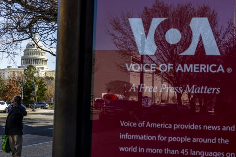 Trump redobra ataques aos ‘media’ públicos e despede 600 funcionários Voice of America