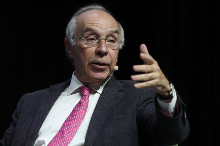 Marques Mendes quer mudança na lei que permita voto postal no estrangeiro