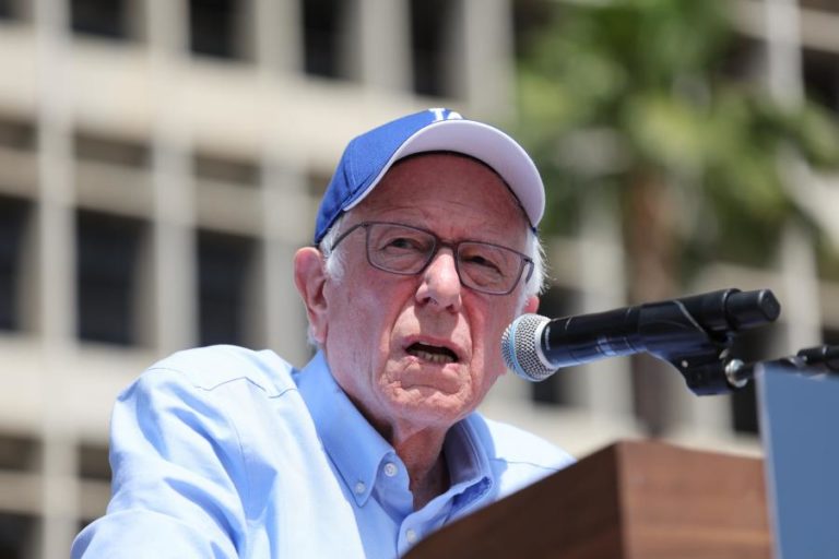 Senador norte-americano Bernie Sanders quer impedir Trump de atacar Teerão