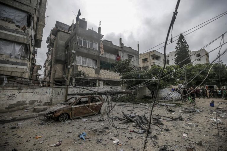 Pelo menos 33 palestinianos mortos hoje em ataques israelitas em Gaza