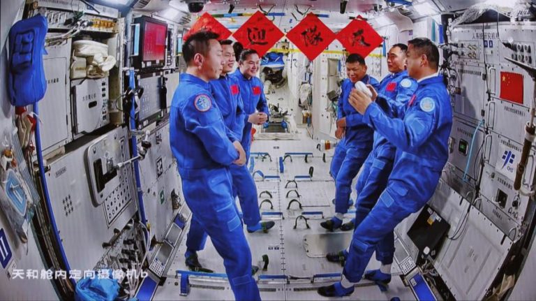 Astronautas chineses completam segunda caminhada espacial na missão Shenzhou-20
