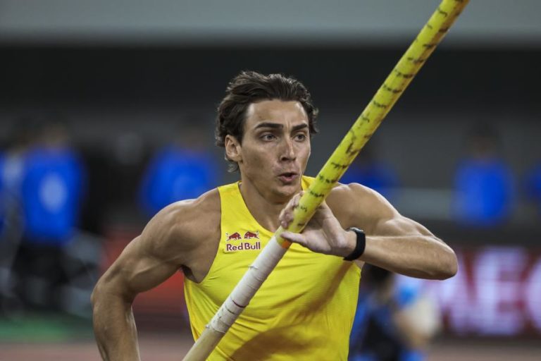 Duplantis volta a bater o recorde mundial do salto com vara