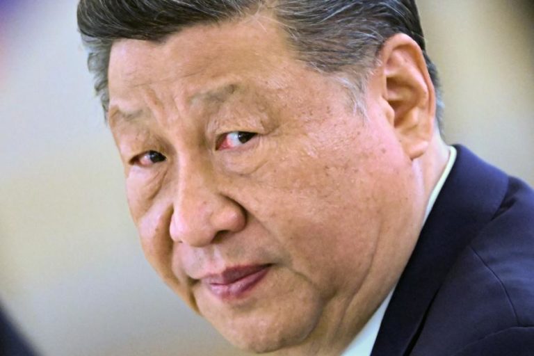 Presidente angolano convida Xi Jinping para os 50 anos da independência