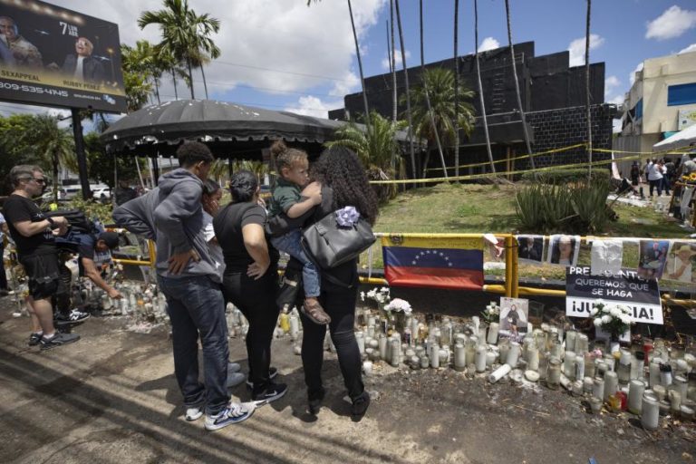 Detidos proprietários de discoteca na República Dominicana que desabou