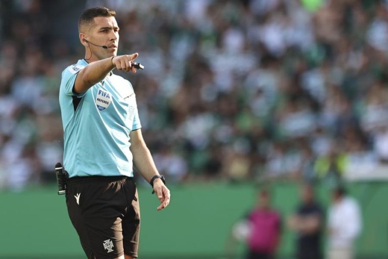 Clássico líbio ‘à porta fechada’ dirigido por Fábio Veríssimo suspenso por invasão