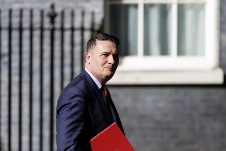 Governo britânico abre inquérito a maternidades devido a morte infantil elevada