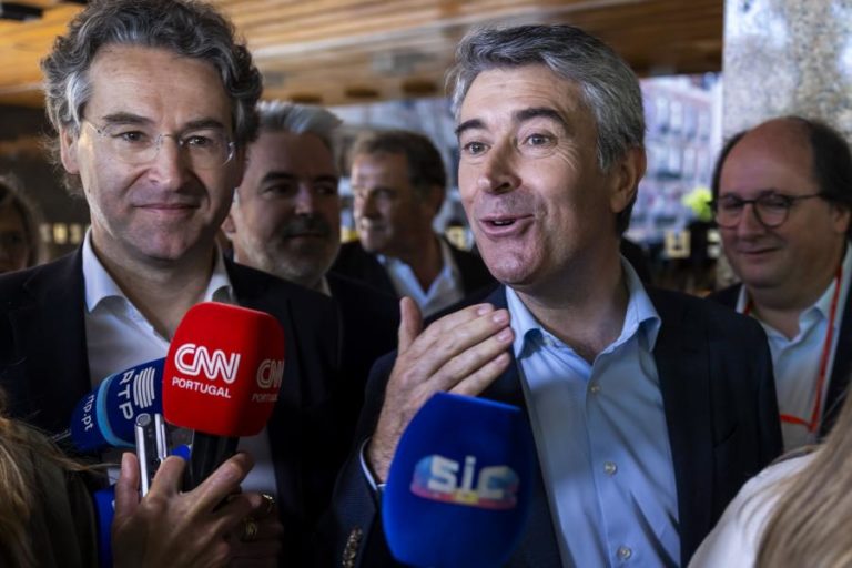 Responsabilidade nos casos do SNS deve ser assumida pela tutela política