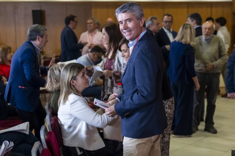 José Luís Carneiro garante apoio do PS à reeleição de Aguiar Branco no parlamento