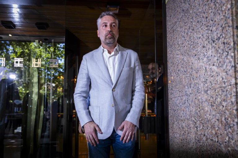 Pedro Nuno Santos assume “para já” mandato de deputado no parlamento