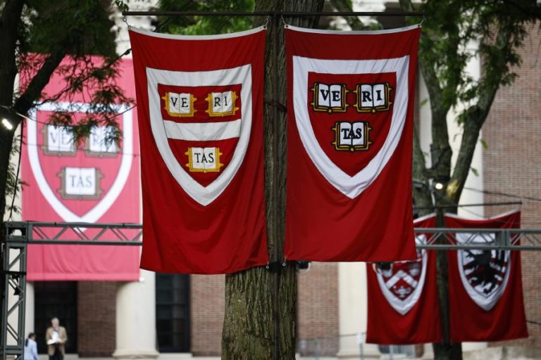 Universidade de Harvard autorizada por juíza a inscrever alunos internacionais