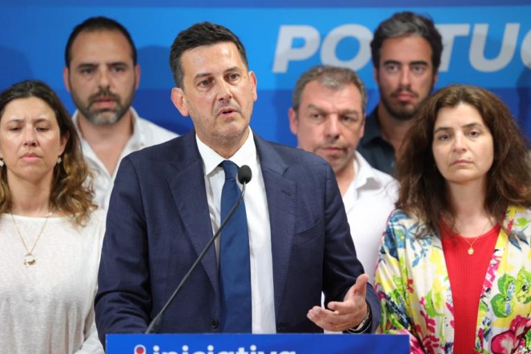 Secretário-geral fica com a gestão na IL até ser eleito substituto de Rui Rocha