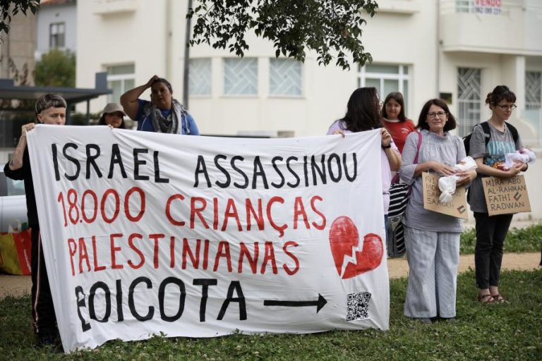 Com bonecos como bebés, cidadãos evocam no Porto morte de crianças palestinianas
