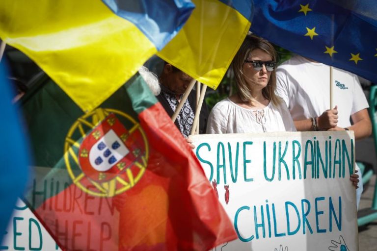 Cerca de 50 manifestantes em frente à embaixada russa para assinalar o dia da criança