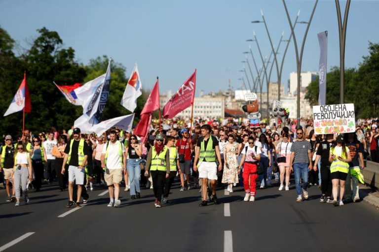 Milhares de manifestantes em 32 cidades sérvias exigem eleições legislativas antecipadas